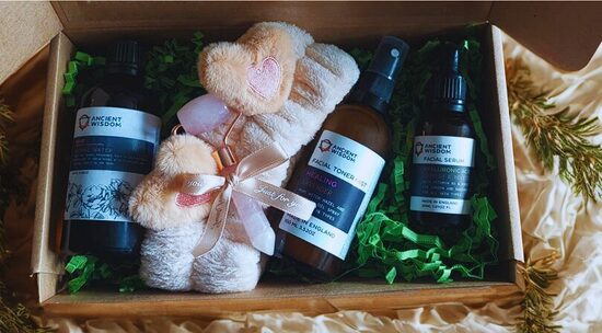 Kalėdinė dovana moteriai – veido priežiūros rinkinys su hialurono rūgšties serumu, toniku ir rožinio kvarco voleliu